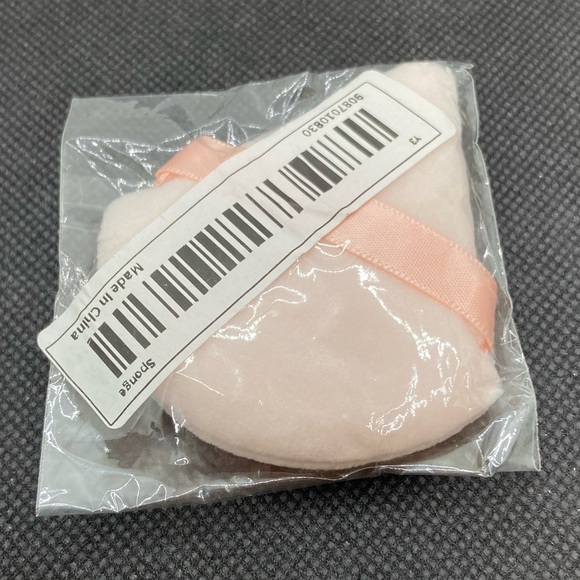 🍀 3/$15 Soft Pink Triangle Makeup Sponge Applicator - Picture 5 of 5